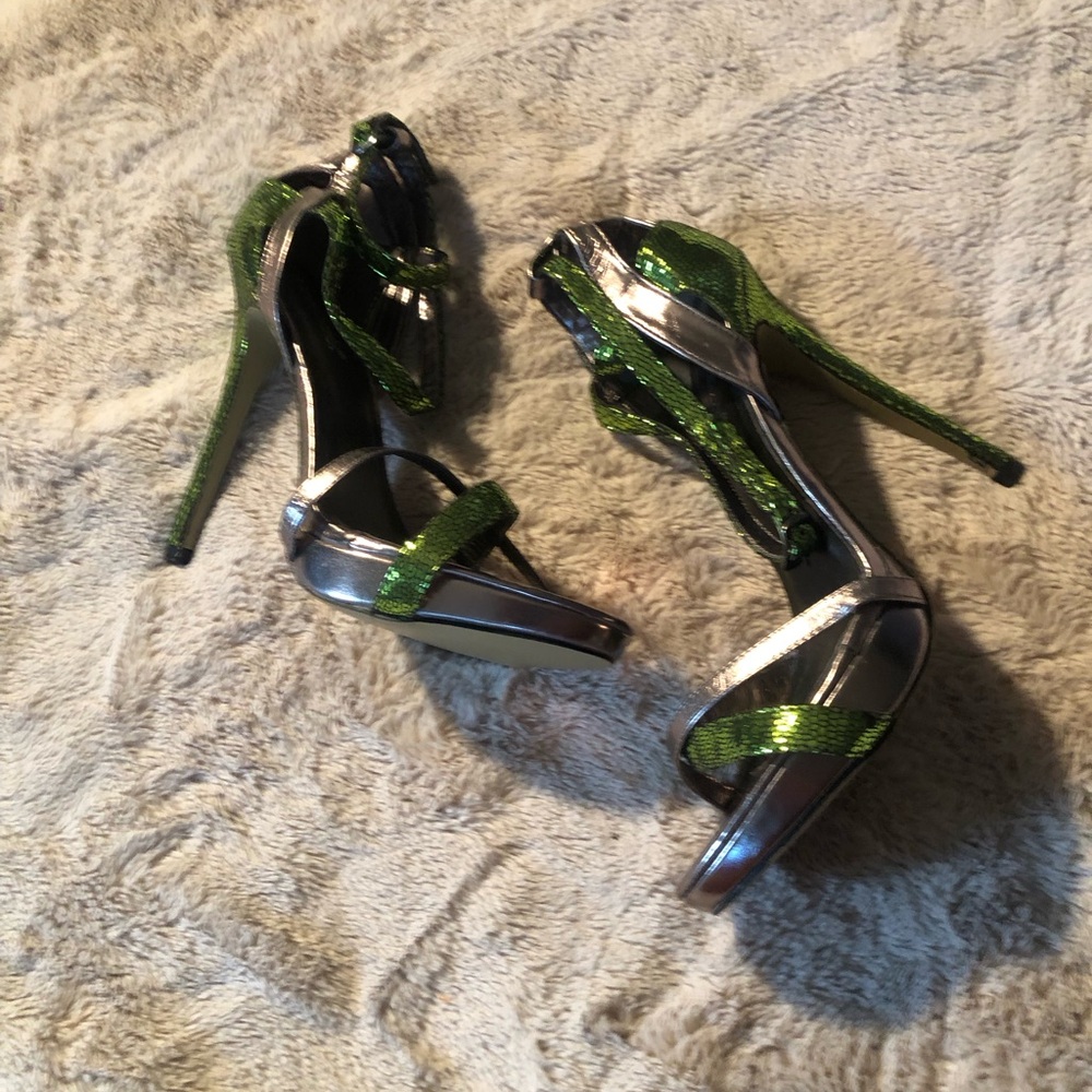 SHOEDAZZLE Women 10 Green Strappy Open Toe Strappy Sandals Platform Heels